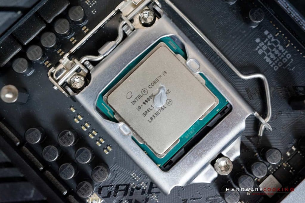 Noisette de pâte thermique sur processeur Intel