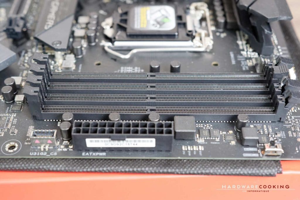 Installation de la RAM dans les slots DIMM
