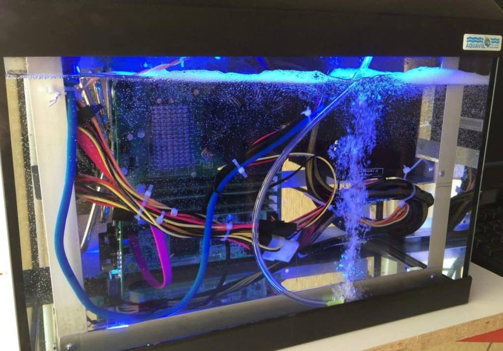 Un PC totalement immergé dans de l'huile minérale
