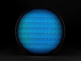 une plaquette de qubit de silicium Intel de 300 millimètres